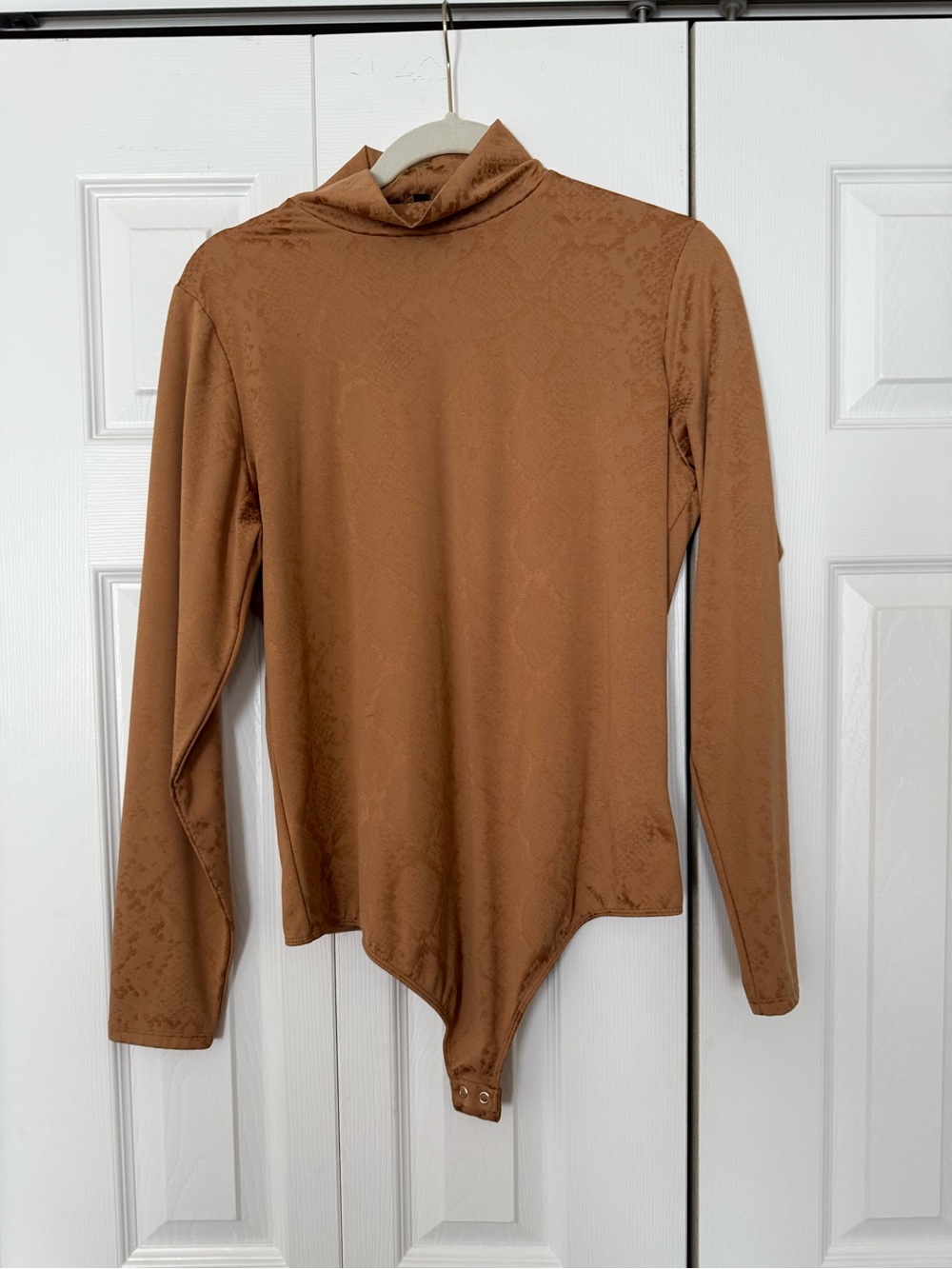 Express body contour Brown snake print Long Sleeve Bodysuit